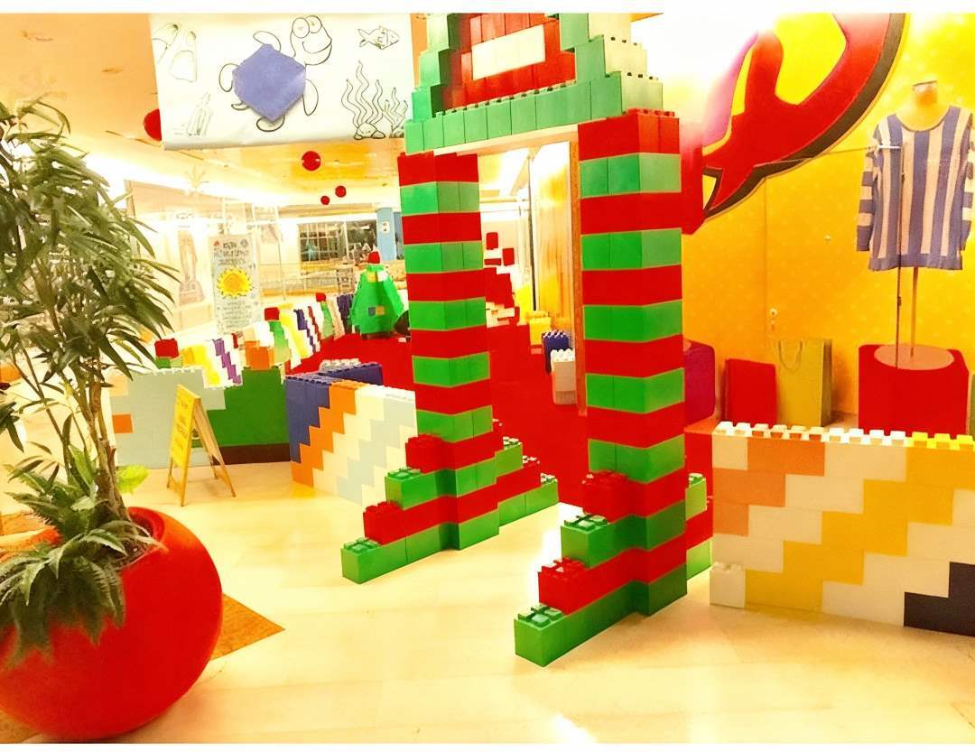 Red and Green EverBlock Arch in a mall lobby as a Retail Display